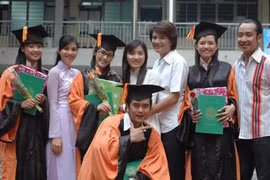 Cuộc sống lứa đôi của dàn diễn viên phim “Cổng mặt trời“