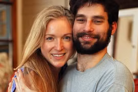 Kỳ quặc dịch vụ cho thuê trai ôm để đỡ nhớ chồng