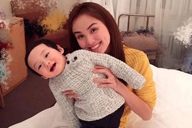 Những khoảnh khắc đáng yêu của HH Diễm Hương bên con trai