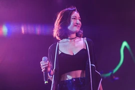 Con gái Mỹ Linh tái xuất ấn tượng khi về nước hát