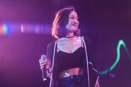 Con gái Mỹ Linh tái xuất ấn tượng khi về nước hát