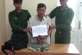 Hơn 20 cán bộ mật phục bắt kẻ vận chuyển 8 bánh heroin