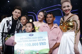 Tóc Tiên, Văn Mai Hương bênh vực quán quân Hồ Văn Cường