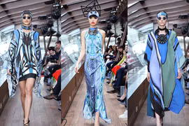 Cận cảnh show thời trang của Jessica Minh Anh trên sông Seine