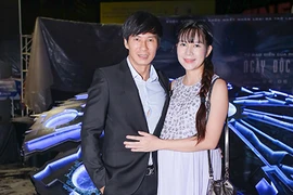 Lý Hải tình cảm đưa vợ bầu sắp sinh đi xem phim