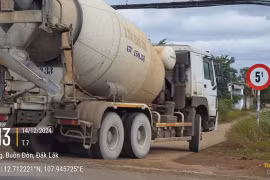 Xe bê tông Thành Công phớt lờ biển cấm, “bức tử” đường dân sinh