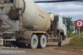 Xe bê tông Thành Công phớt lờ biển cấm, “bức tử” đường dân sinh