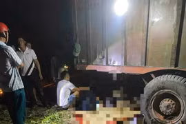 Đắk Lắk: Trú mưa dưới gầm xe máy cày, 2 người bị cán tử vong