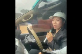  Vụ vừa lái xe vừa hát karaoke: Công an làm việc với nữ tài xế