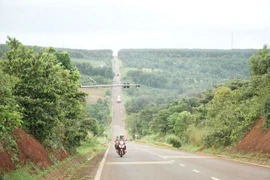 Thông tin mới về nhóm phụ nữ dàn hàng ngang quay clip giữa đường 