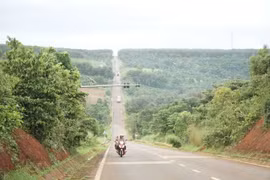 Thông tin mới về nhóm phụ nữ dàn hàng ngang quay clip giữa đường 