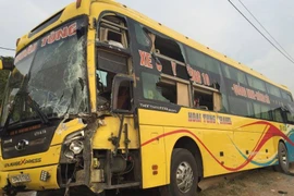 Quảng Ninh: Xe khách giường nằm hư hỏng sau va chạm xe tải