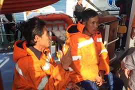 Giải cứu 2 thuyền viên vụ tàu biển va nhau bị chìm ở Hải Phòng