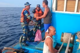 Lực lượng Cảnh sát biển cứu hộ thành công tàu cá gặp nạn