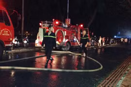 Quán bar Boom chìm trong lửa, hàng trăm dân chơi tháo chạy