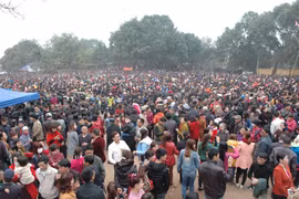 Hàng vạn người chen chân nghe hát quan họ tại Hội Lim