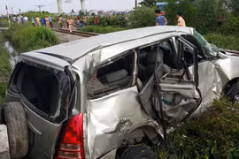 Tàu hỏa đâm văng ô tô 30m, lái xe bị thương nặng