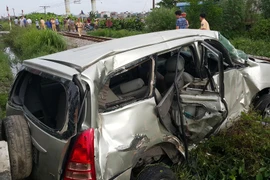 Tàu hỏa đâm văng ô tô 30m, lái xe bị thương nặng