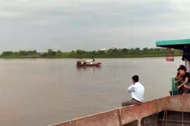 Chìm tàu trên sông Hồng, gia đình 4 người tử vong