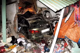 Xe sang Lexus lao vào nhà dân, 6 người thương vong