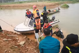 4 người thoát nạn trong vụ lật thuyền trên sông