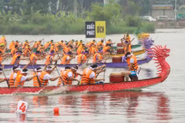 Kịch tính chung kết giải bơi chải Phú Thọ 2023