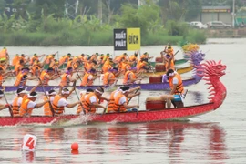 Kịch tính chung kết giải bơi chải Phú Thọ 2023