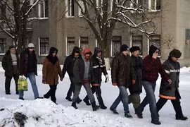 Tù binh Ukraine cần mẫn làm ... thợ sửa nhà ở Donbass