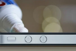 Màn hình điện thoại có vết xước, bôi ngay thứ này để chúng “mất tích”