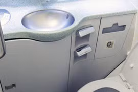 Tại sao nên đứng dậy trước khi xả toilet trên máy bay?