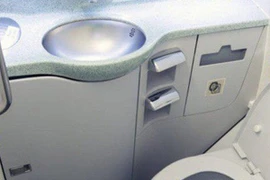 Tại sao nên đứng dậy trước khi xả toilet trên máy bay?