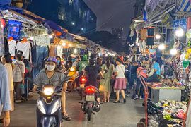 Siêu chợ Nhà Xanh trở lại thời hoàng kim, biển người mua sắm tắc đường