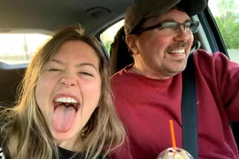 Cô gái 26 tuổi kết hôn với người đàn ông 54 tuổi quen qua YouTube