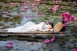 Ngắm trọn đường cong nõn nà của cô gái chuyển giới Đắk Nông