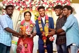 Cô dâu chú rể ở Ấn Độ được bạn tặng can xăng và túi hành củ làm quà cưới