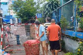 Video: 7 tấn gạo đến với hàng trăm hộ dân bị cách ly ở quận 8