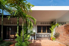 Độc đáo nhà vườn 1 tầng 3 phòng ngủ cải tạo từ dinh thự 50 năm tuổi