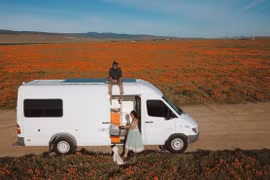 Cặp vợ chồng “xịn xò” khoe du ngoạn khắp nơi bằng ngôi nhà di động