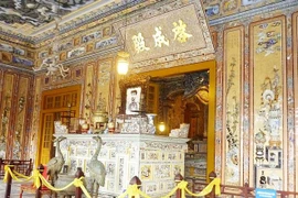 Ai dùng chân vẽ bức họa nổi tiếng ở lăng Khải Định?