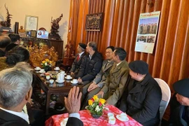 Không thể về nước vì dịch, đôi trẻ tổ chức đám hỏi online