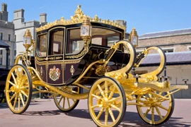 Cỗ xe ngựa gắn vàng và kim cương của Nữ hoàng Anh