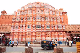 Cung điện cao nhất thế giới được xây dựng không cần nền móng