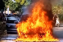 Xế hộp biển VIP 5678 cháy trơ khung trên đường mòn Hồ Chí Minh