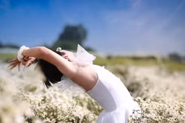 Cười ngất bộ ảnh chàng trai mặc váy tạo dáng bên cúc họa mi