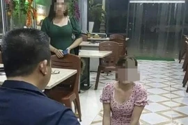 Cô gái lên cơn co giật sau khi bị bắt quỳ gối trong quán Nhắng nướng Hiền Thiện 