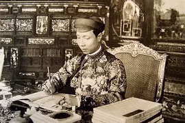 Ông vua xúi vợ xin tiền bố mẹ để đánh bạc, bị gọi “bất lực"