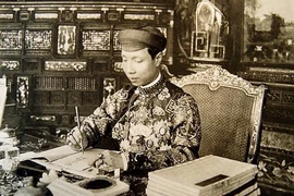 Ông vua xúi vợ xin tiền bố mẹ để đánh bạc, bị gọi “bất lực"