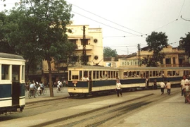 Bộ ảnh màu “độc lạ” về di sản tàu điện Hà Nội xưa 