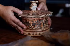 Cổ vật vô giá tìm thấy trong kho báu 1.600 năm ở Hy Lạp