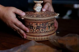 Cổ vật vô giá tìm thấy trong kho báu 1.600 năm ở Hy Lạp